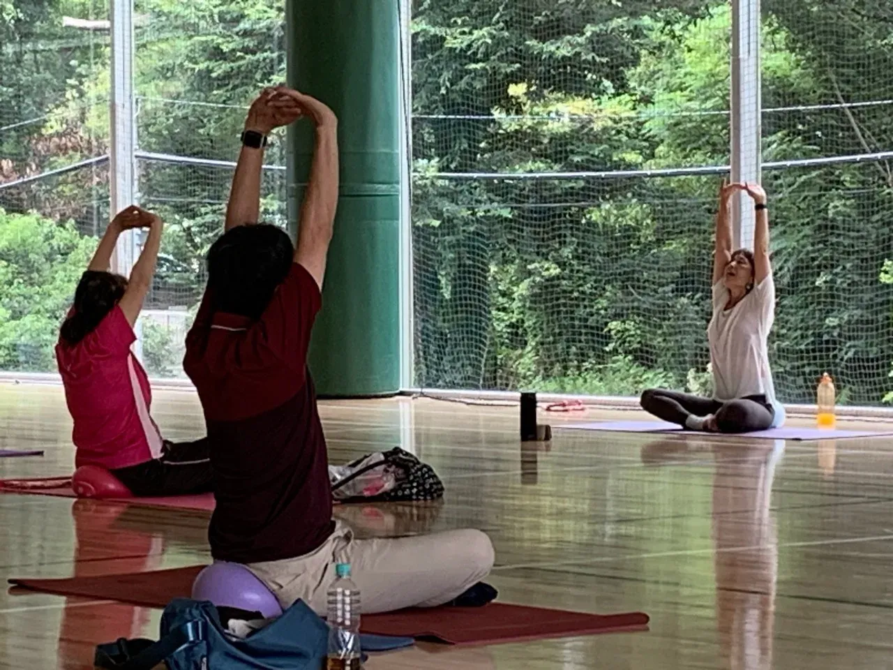 体育館でストレッチに取り組む参加者の皆さん