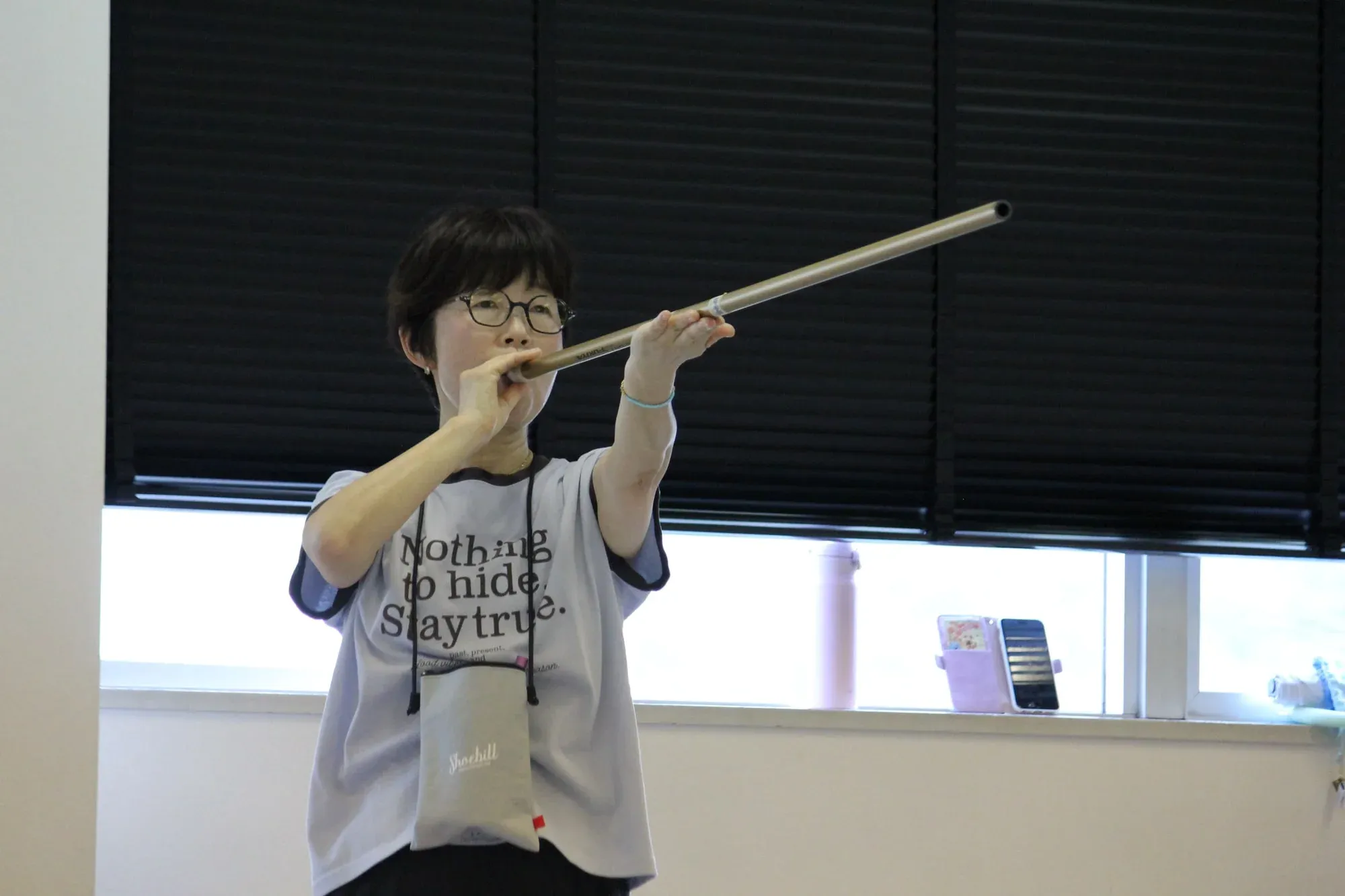 スポーツ吹矢の練習をする参加者の皆さん